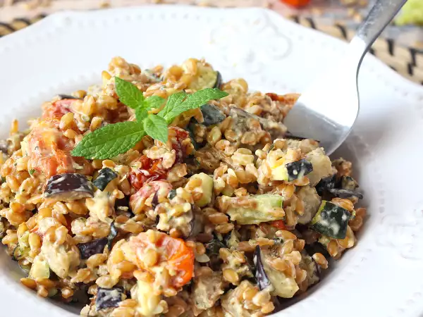 Espelta en las ensaladas de verano: el pequeño secreto que sacia, alegra tus comidas de verano y gusta a todos