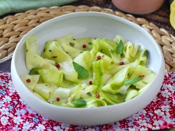 Calabacín marinado: la receta sin cocinado que queda fresca, elegante y llena de sabor