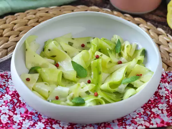 Calabacín marinado: la receta sin cocinado que queda fresca, elegante y llena de sabor