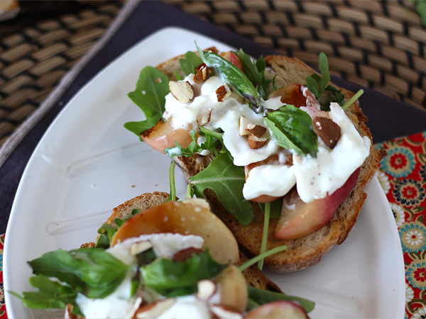 Burrata y fruta: combinaciones irresistibles de verano y las mezclas que son tendencia ahora mismo
