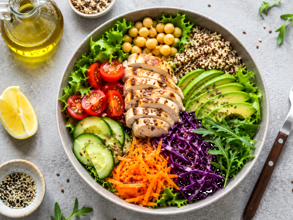 Qué añadir a una ensalada para que te llene de verdad y evitar el hambre de media tarde