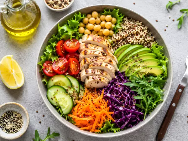 Qué añadir a una ensalada para que te llene de verdad y evitar el hambre de media tarde