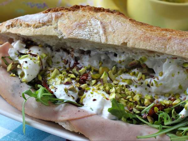 Mortadela, burrata y pistachos: por qué esta combinación italiana está en todas partes