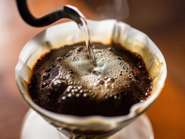 Canela en el café: qué cambia si la añades al filtro antes de prepararlo