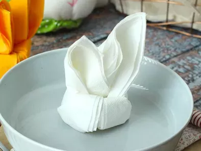 DIY: ¡Cómo doblar servilletas de papel y convertirla en un divertido conejito de Pascua!
