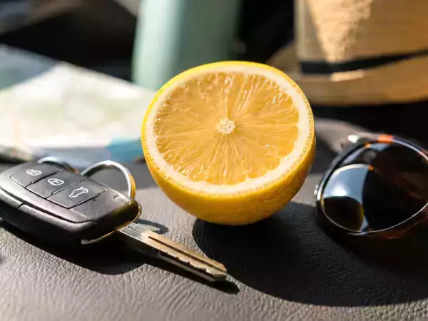 Oler limón contra el mareo en coche: cuándo puede ayudar y cómo hacerlo bien
