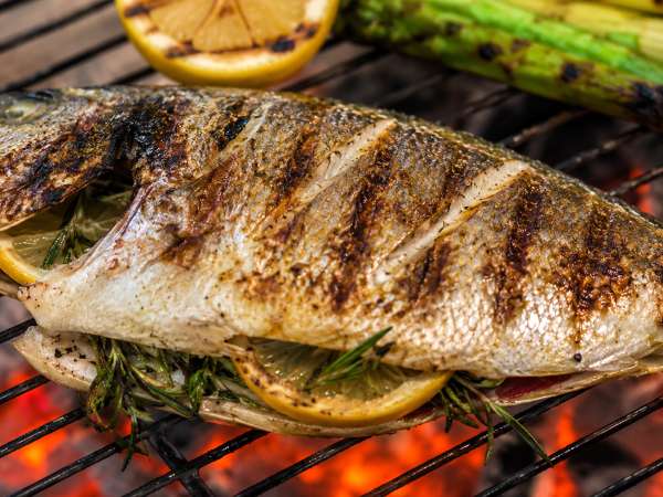 Pescado a la barbacoa: técnicas para que no se pegue, no se rompa y quede jugoso en su punto