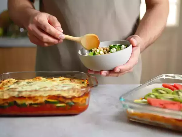 Menú diario, 9 de julio: ensalada fresca, moussaka deliciosa y polos de fruta