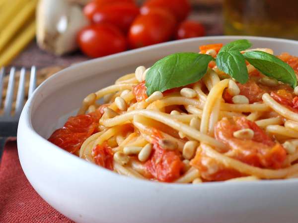 ¿Tomates cherry en la nevera y ninguna idea? 24 recetas frescas y fáciles para darles salida