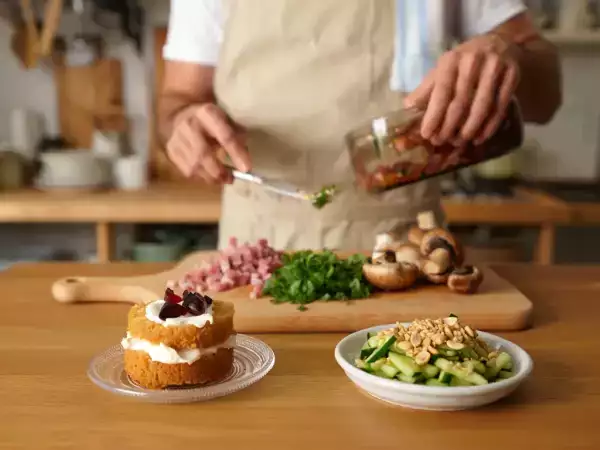 Menú del día, 11 de julio: ensalada de pepino, coca salada y pastel brasileño
