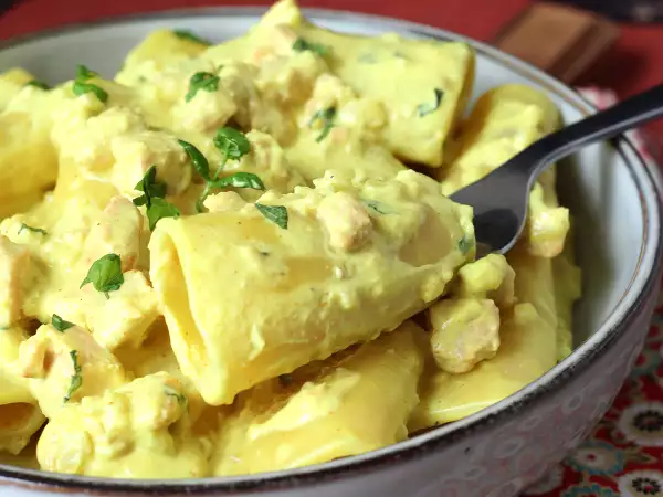 8 recetas de pasta cremosa para este verano si quieres salir de la clásica ensalada de pasta