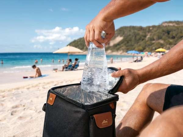 El error que hace que tus bebidas se calienten antes en la playa y cómo evitarlo