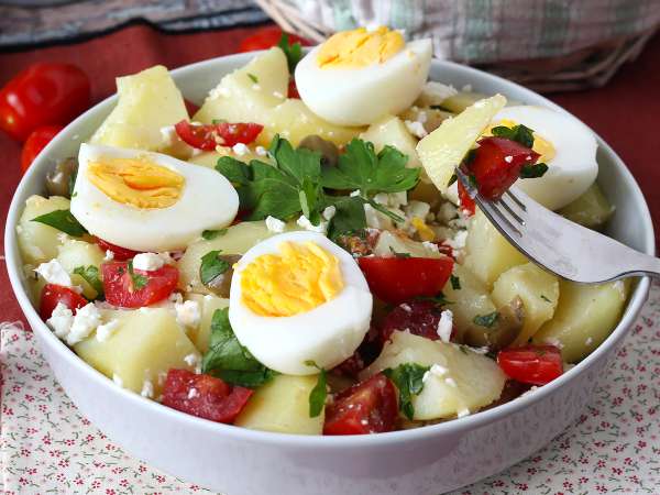 5 ensaladas de patata fáciles y deliciosas para renovar la receta clásica y sorprender a todos