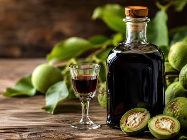 Nocino casero: el licor italiano de nueces verdes que se prepara en verano y se disfruta cuando llega el frío