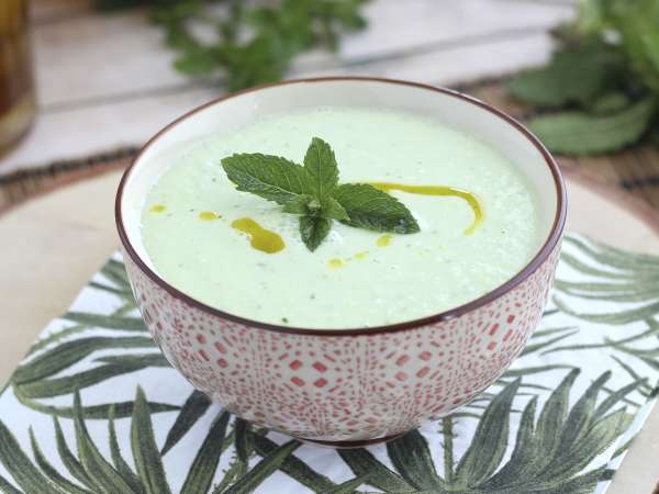 Más allá del gazpacho: 12 sopas y cremas frías para comer mejor cuando hace calor