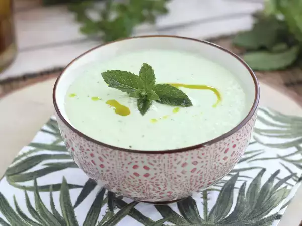 Más allá del gazpacho: 12 sopas y cremas frías para comer mejor cuando hace calor