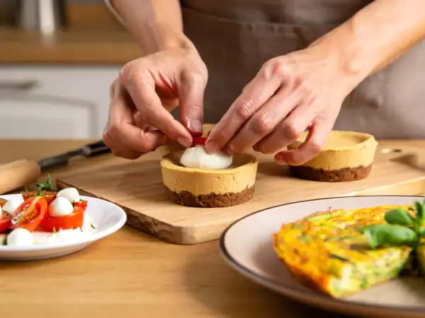 Menú vegetariano, 9 de julio: muffins de tomate y mozzarella, frittata de calabacín y cheesecakes veganos