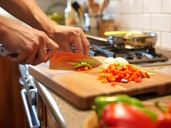 Menú vegetariano, 11 de julio: ensalada fresca, ñoquis sorrentina y panna cotta italiana