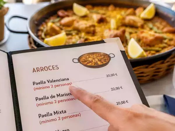 ¿Por qué muchos restaurantes solo sirven paella para dos? La verdad detrás del “mínimo dos personas”