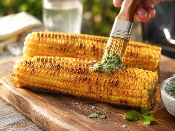 Cómo asar mazorcas de maíz a la barbacoa para que queden tiernas, dulces y con sabor a brasa