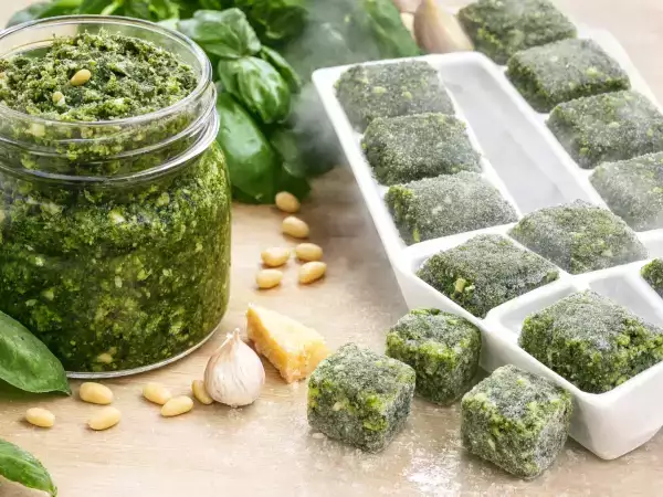 Pesto preparado en verano y congelado para el invierno: cuánto tiempo se conserva realmente y cómo conservarlo para que no se estropee