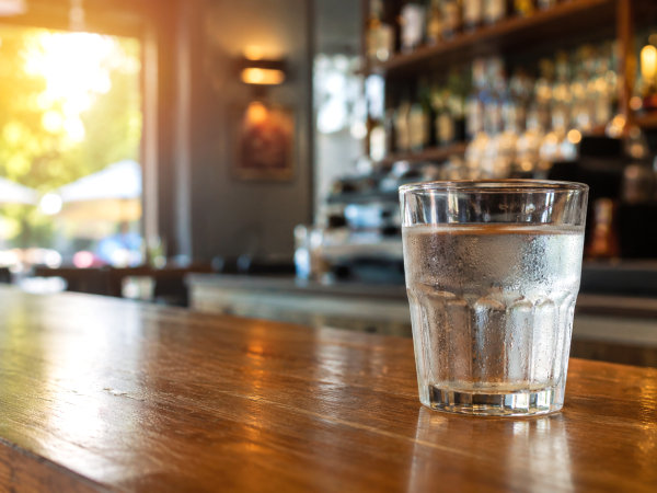 ¿Está obligado un bar en España a darte un vaso de agua si no consumes nada?