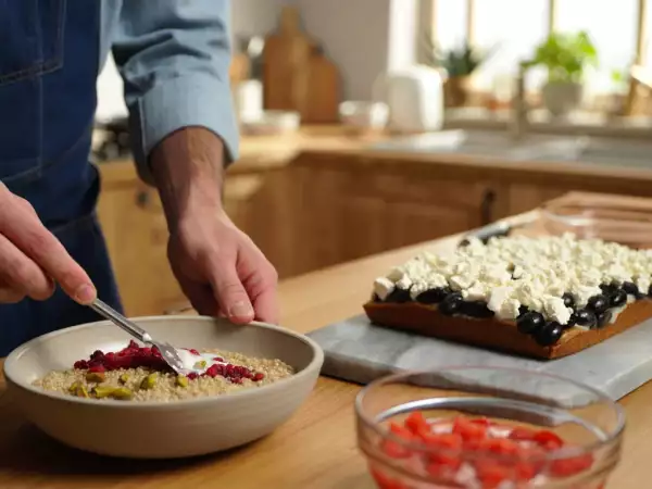Menú vegetariano, 31 de julio: Sopa fría de sandía y tomate, cake salado de aceitunas y quinoa con leche, frutos rojos y pistachos