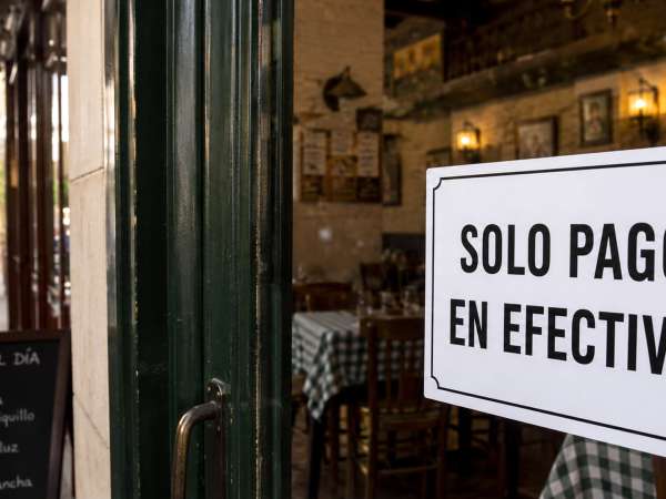 ¿Puede un restaurante obligarte a pagar en efectivo? Esto dicen las normas y cuáles son tus derechos