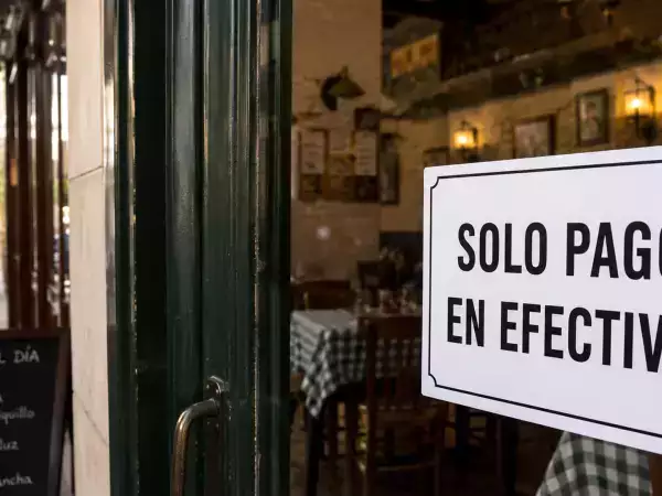 ¿Puede un restaurante obligarte a pagar en efectivo? Esto dicen las normas y cuáles son tus derechos