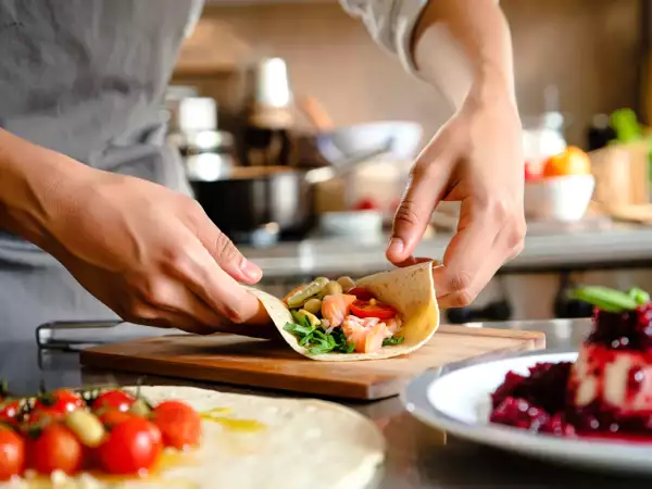 Menú diario, 21 de julio: aperitivo crujiente, wraps de salmón y panna cotta de frutos rojos