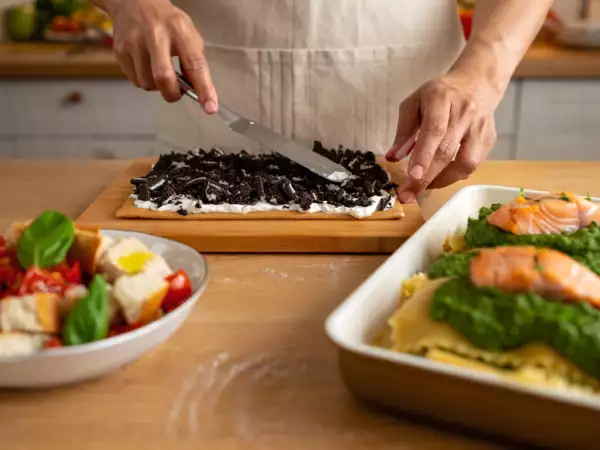 Menú diario, 23 de julio: ensalada panzanella, lasaña verde de salmón y espinacas, y tarta helada de galletas oreo