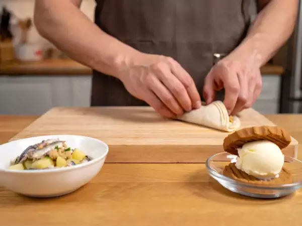 Menú diario, 26 de julio: ensaladilla de sardinas, empanadas de fiambre y queso, y sándwich de helado casero
