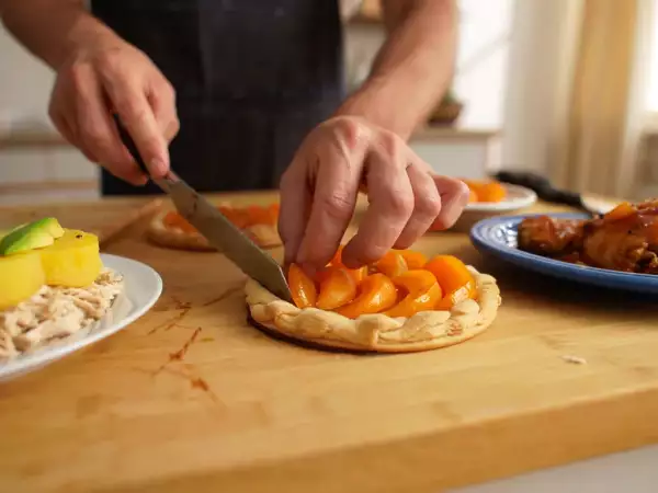 Menú diario, 27 de julio: causa limeña de pollo, pollo a la Coca Cola y tarteletas tatin de albaricoque