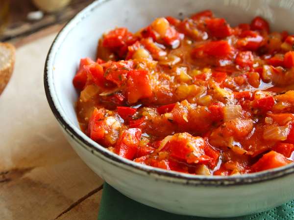 Tomatada casera fácil: prepara ahora una salsa de tomate y pimiento para congelar y usar en otoño
