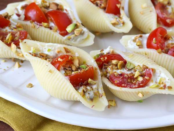 La pasta fría más vistosa del verano: conchiglioni rellenos de stracciatella, tomate y pistachos