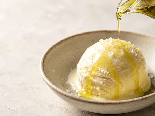 El truco de un minuto que convierte un helado de vainilla corriente en un postre memorable