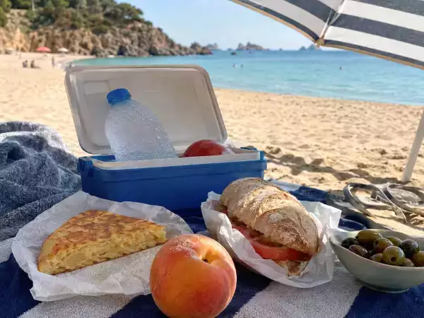 ¿Por qué la playa da tanta hambre? Lo que hay detrás de una sensación muy conocida
