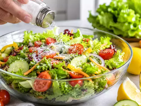 ¿Has echado demasiada sal a la ensalada? Un truco fácil para devolverle el sabor sin desperdiciarla