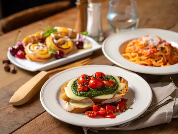 Menú diario, 1 de agosto: tostas frescas, pasta cremosa y espirales de hojaldre