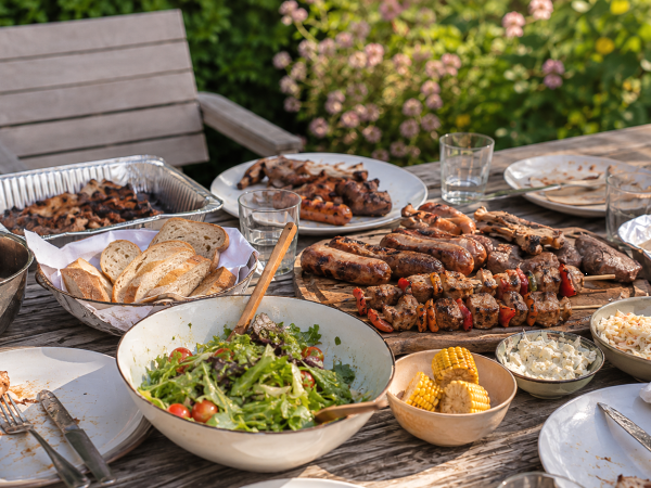 Después de una barbacoa, nunca dejes las sobras en la mesa más allá de este tiempo