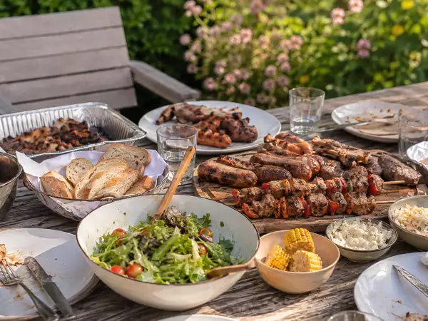 Después de una barbacoa, nunca dejes las sobras en la mesa más allá de este tiempo