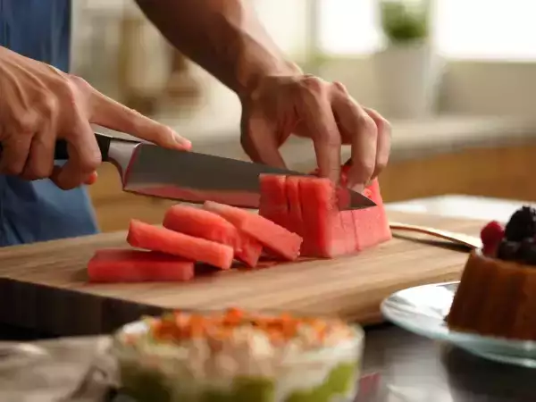 Menú diario, 6 de agosto: carpaccio de sandía, pastel frío de palitos de cangrejo y plum-cake de frutas del bosque