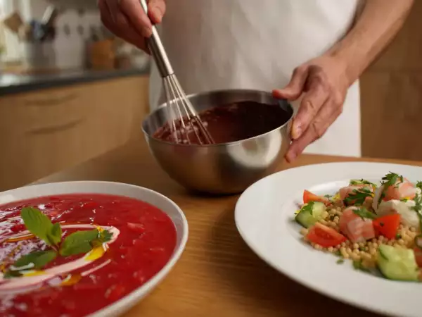 Menú diario, 9 de agosto: sopa fría de fresas, ensalada de cuscús y bizcocho fondant de chocolate
