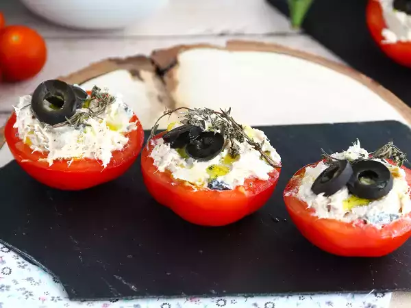 Atún, tabulé o queso de cabra: 7 ideas para rellenar tomates sin encender el horno