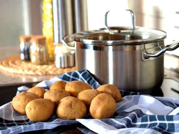 ¿Cómo conservar las patatas y evitar que germinen? Trucos para un almacenamiento perfecto