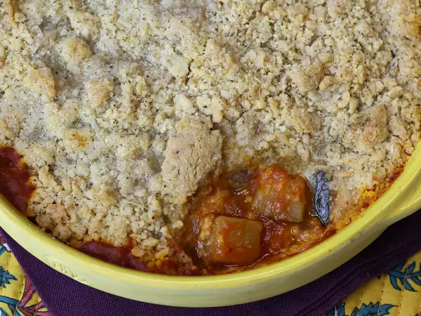 Este crumble de ratatouille se puede preparar con antelación y se puede comer tanto caliente como frío