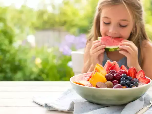 6 frutas de finales de agosto para la merienda de los niños (y cómo servirlas de forma segura)