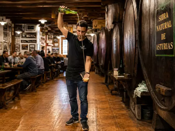¿Por qué la sidra asturiana se escancia desde tan alto?