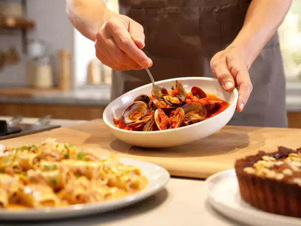 Menú diario, 11 de agosto: delicias de almejas, pasta cremosa y tarta de nueces