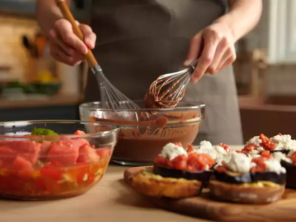 Menú diario, 13 de agosto: sopa fría de sandía y tomate, pizzas de berenjena-ricotta y tarta húmeda de chocolate